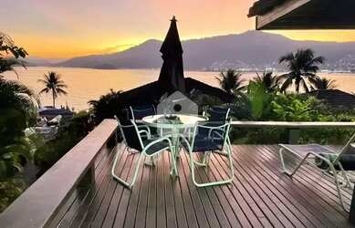 Imagem: A casa possui 4 Dormitórios, 4 Banheiros, 2 Vagas na garagem