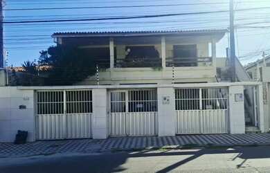 Imagem: A casa possui 5 Dormitórios, 2 Banheiros, 3 Vagas na garagem