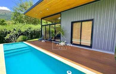 Imagem: A casa possui 3 Dormitórios, 4 Banheiros, 2 Vagas na garagem