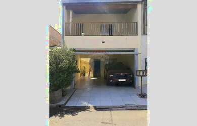 Imagem: A casa possui 3 Dormitórios, 3 Banheiros, 2 Vagas na garagem