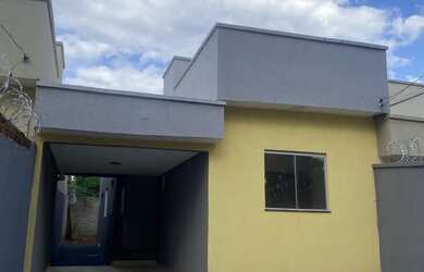 Imagem: A casa possui 2 Dormitórios, 2 Banheiros, 2 Vagas na garagem