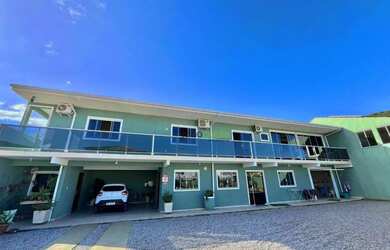 Imagem: A casa possui 4 Dormitórios, 3 Banheiros, 4 Vagas na garagem