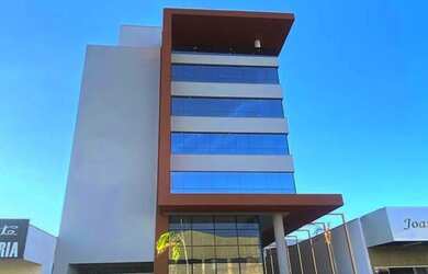 Imagem: O depósito possui 4 Vagas na garagem e 305m² de Área e está