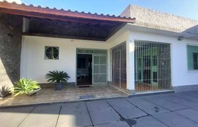 Imagem: A casa possui 4 Dormitórios, 4 Banheiros, 5 Vagas na garagem