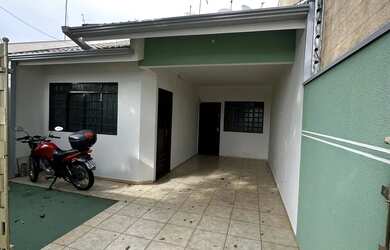 Imagem: A casa possui 3 Dormitórios, 2 Banheiros, 2 Vagas na garagem