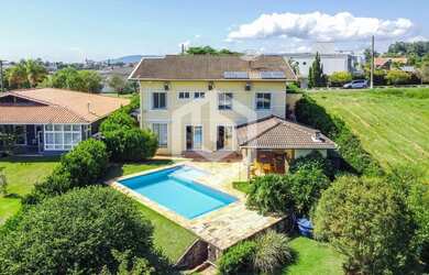 Imagem: A casa em condomínio possui 4 Dormitórios, 5 Banheiros, 4