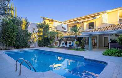 Imagem: A casa em condomínio possui 4 Dormitórios, 5 Banheiros, 5