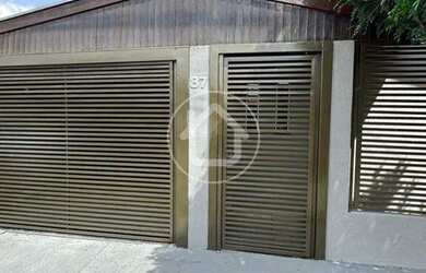 Imagem: A casa possui 3 Dormitórios, 3 Banheiros, 2 Vagas na garagem