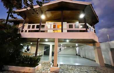 Imagem: A casa possui 5 Dormitórios, Acomodam 30 pessoas, 5 Vagas na