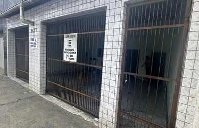 Imagem: A casa possui 2 Dormitórios, 1 Banheiro, 2 Vagas na garagem