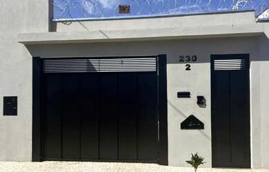 Imagem: A casa possui 3 Dormitórios, 2 Banheiros, 2 Vagas na garagem