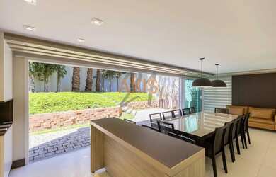 Imagem: A casa em condomínio possui 4 Dormitórios, 5 Banheiros, 5