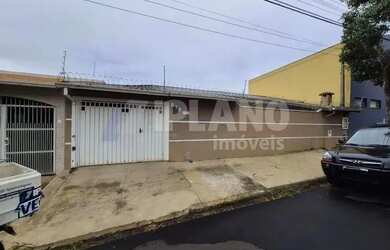 Imagem: A casa possui 3 Dormitórios, 1 Banheiro, 3 Vagas na garagem