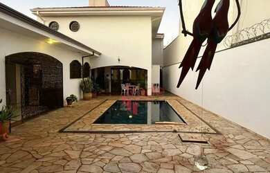 Imagem: A casa possui 4 Dormitórios, 5 Banheiros, 2 Vagas na garagem