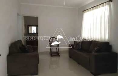 Imagem: A casa possui 3 Dormitórios, 2 Banheiros, 4 Vagas na garagem