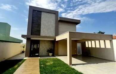 Imagem: A casa possui 3 Dormitórios, 3 Banheiros, 4 Vagas na garagem