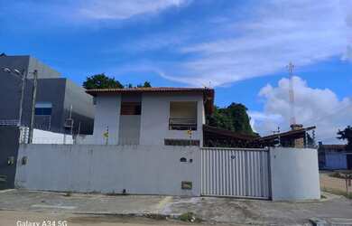 Imagem: A casa possui 3 Dormitórios, 3 Banheiros, 4 Vagas na garagem