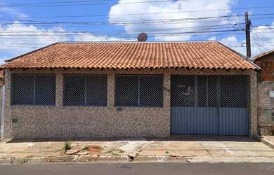 Imagem: A casa possui 4 Dormitórios, 2 Banheiros, 3 Vagas na garagem