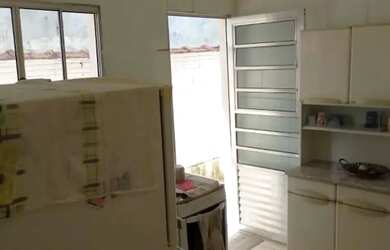 Imagem: A casa possui 2 Dormitórios, 1 Banheiro, 1 Vaga na garagem