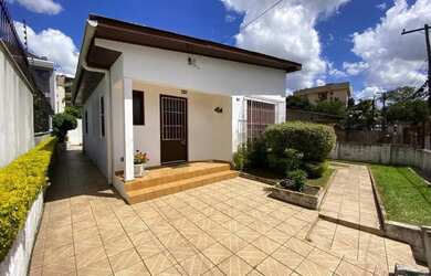 Imagem: A casa possui 2 Dormitórios, 2 Banheiros, 3 Vagas na garagem