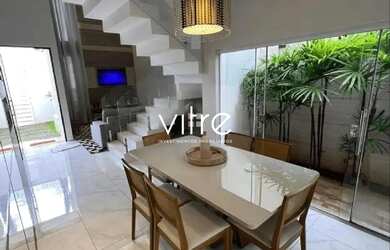 Imagem: A casa possui 3 Dormitórios, 3 Banheiros, 2 Vagas na garagem