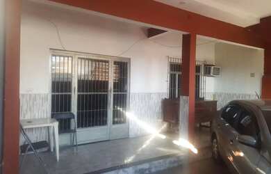 Imagem: A casa possui 2 Dormitórios, 1 Banheiro, 1 Vaga na garagem