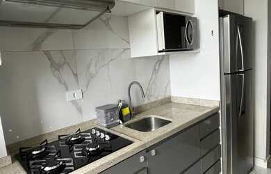 Imagem: O apartamento possui 2 Dormitórios, 1 Banheiro, 1 Vaga na garagem