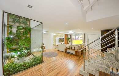 Imagem: A casa possui 4 Dormitórios, 1 Banheiro, 5 Vagas na garagem