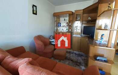 Imagem: A casa possui 3 Dormitórios, 2 Banheiros, 5 Vagas na garagem