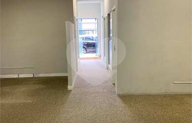 Imagem: O depósito possui 3 Vagas na garagem, 440m² de Área e está