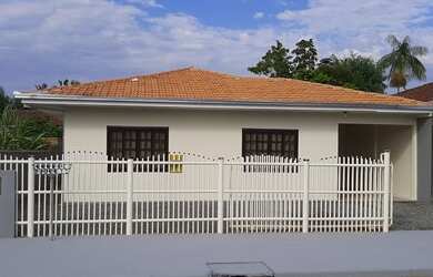 Imagem: A casa possui 3 Dormitórios, 3 Banheiros, 2 Vagas na garagem