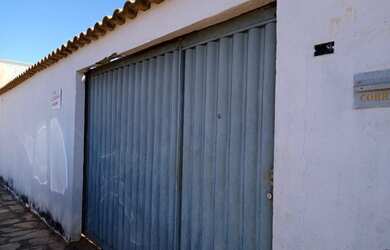 Imagem: A casa possui 3 Dormitórios, 1 Banheiro, 3 Vagas na garagem