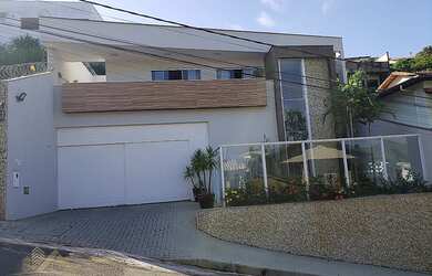 Imagem: A casa possui 3 Dormitórios, 4 Banheiros, 4 Vagas na garagem