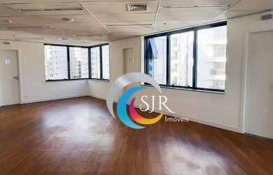 Imagem: O depósito possui 5 Vagas na garagem, 240m² de Área e está