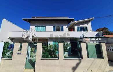 Imagem: A casa possui 3 Dormitórios, 2 Banheiros, 5 Vagas na garagem