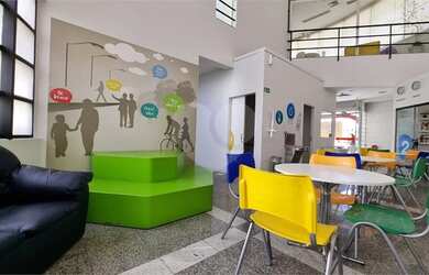 Imagem: O depósito possui 5 Vagas na garagem, 580m² de Área e está