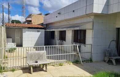 Imagem: A casa possui 4 Dormitórios, 3 Banheiros, 3 Vagas na garagem