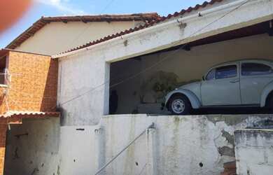 Imagem: A casa possui 2 Dormitórios, 2 Banheiros, 2 Vagas na garagem