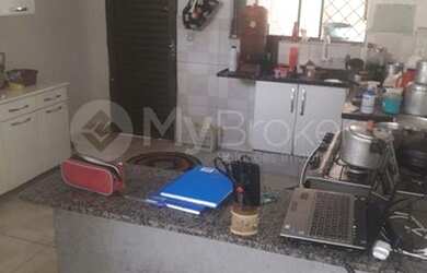 Imagem: A casa possui 3 Dormitórios, 2 Banheiros, 3 Vagas na garagem