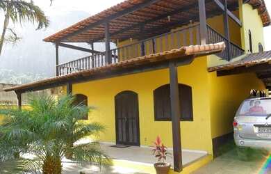 Imagem: A casa possui 4 Dormitórios, 4 Banheiros, 5 Vagas na garagem