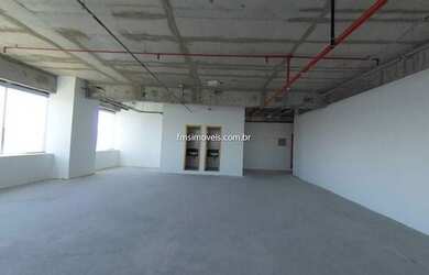 Imagem: O depósito possui 4 Vagas na garagem, 141m² de Área e está