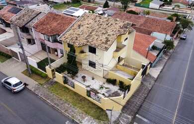 Imagem: A casa possui 3 Dormitórios, 1 Banheiro, 4 Vagas na garagem