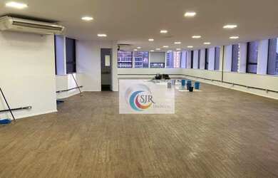 Imagem: O depósito possui 5 Vagas na garagem e 300m² de Área e está