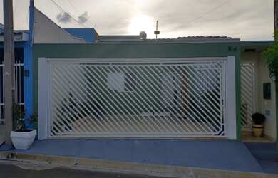 Imagem: A casa possui 3 Dormitórios, 2 Banheiros, 2 Vagas na garagem