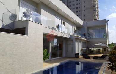 Imagem: A casa possui 4 Dormitórios, 4 Banheiros, 4 Vagas na garagem