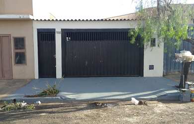 Imagem: A casa possui 2 Dormitórios, 2 Banheiros, 2 Vagas na garagem