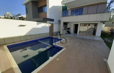 Imagem: A casa em condomínio possui 4 Dormitórios, 5 Banheiros, 3