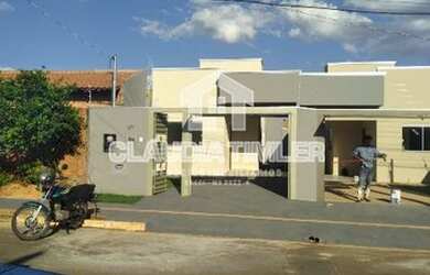 Imagem: A casa possui 3 Dormitórios, 2 Banheiros, 2 Vagas na garagem