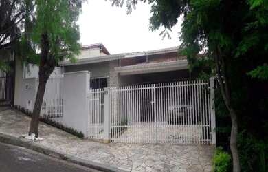 Imagem: A casa possui 3 Dormitórios, 3 Banheiros, 4 Vagas na garagem