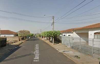 Imagem: A casa possui 2 Dormitórios, 1 Banheiro e 183m² de Área e